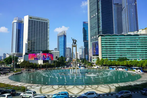 Selamat Datang Anıtı, yeni Transjakarta otobüs durağından bakıldığında Monumen Bundaran HI veya Monumen Bunderan HI olarak da bilinir. Takılırız ve selfie çekeriz. Jakarta, Endonezya. 