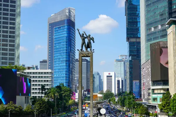 Selamat Datang Anıtı, yeni Transjakarta otobüs durağından bakıldığında Monumen Bundaran HI veya Monumen Bunderan HI olarak da bilinir. Takılırız ve selfie çekeriz. Jakarta, Endonezya. 