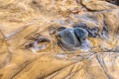 Carmel yakınlarındaki Point Lobos Doğal Rezerv 'deki kumtaşı yatakları - jeolojik arka plan veya kopyalama alanı 