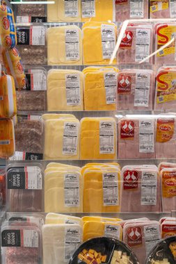 Petropolis, RJ, Brezilya. 19 Aralık 2022. Peynir, jambon ve diğer korunmuş et türleri Armazem do Grao 'da satılıyor, bir süpermarket.   