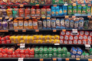 Petropolis, RJ, Brezilya. 19 Aralık 2023. Altında fiyat etiketleri bulunan sağlıklı dilimlenmiş ekmeklerle süpermarket rafı.