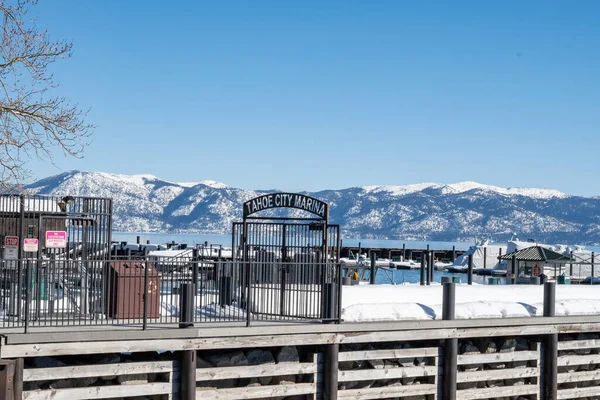 Město Tahoe Ledna2023 Marina Pokrytá Sněhem Modré Obloze Bezmračný Den — Stock fotografie
