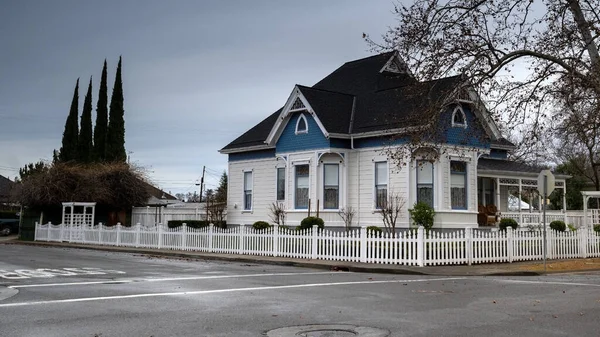 Zima Kalifornia Usa Sty 2023 Zabytkowy Dom Stylu Piernika Pomalowany — Zdjęcie stockowe
