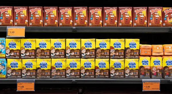 페트로 폴리스 브라질 2023 슈퍼마켓 선반에 브랜드의 어린이용 초콜릿 음료가 — 스톡 사진