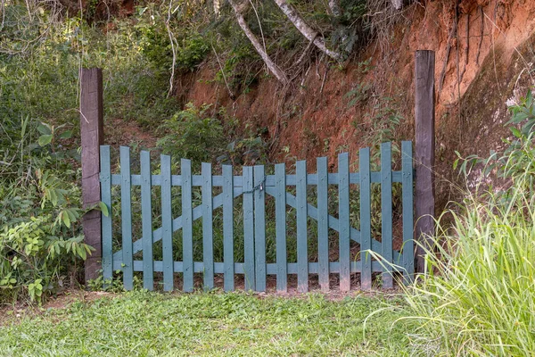 巴西彼得罗波利斯地区的一个废弃地产关闭了大门 那里绿草丛生 树木悬垂在悬崖上的泥泞的土地上 — 图库照片