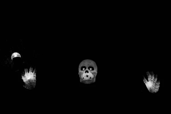 アブストラクト黒い背景を持つ骨格の手と頭蓋骨とハロウィーンの組成を示す静物画 トリックや治療の概念 — ストック写真