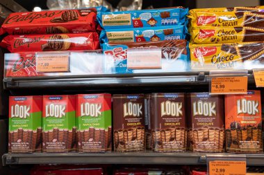 Petropolis, RJ, Brezilya. 19 Aralık 2023. Altında fiyat etiketleri olan çeşitli çikolatalı bisküviler olan süpermarket rafı.