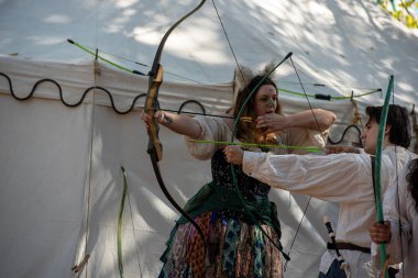 Folsom, CA, 24 Eylül 2022. Folsom Rönesans Fuarı 'nda okçuluk dersi ve halk.  