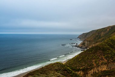 Point Reyes Ulusal Deniz Kıyısı 'ndaki Tomales Point Trail' den deniz manzarası, Marin County, Kaliforniya, ABD, düşük gelgitte parçalı bulutlu bir günde, bir patika ve sonunda bir kaya var.