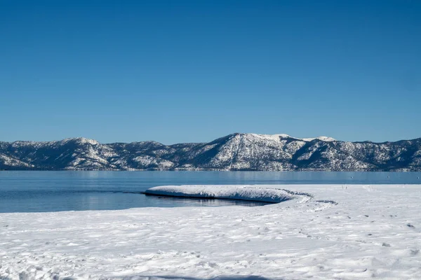 Zimą Mrożony Brzeg Jeziora Tahoe Bezchmurnym Błękitnym Niebem Przestrzenią Kopiowania — Zdjęcie stockowe