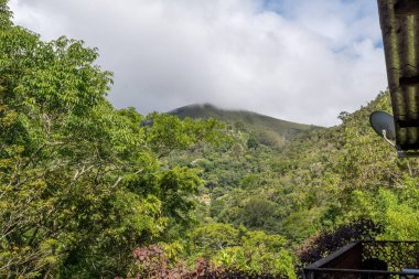 Gökyüzü fotokopi alanı ve Itaipava, Petropolis, Rio de Janeiro, Brezilya 'daki Atlantik Ormanı manzarası