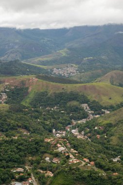 Petropolis, RJ, Brezilya. 14 Aralık 2022. Itaipava 'daki bir mahalleden Petropolis, Rio de Janeiro dağlarının manzarası Atlantik Ormanı' nı işgal eden yerleşim yerlerini vurguluyor.