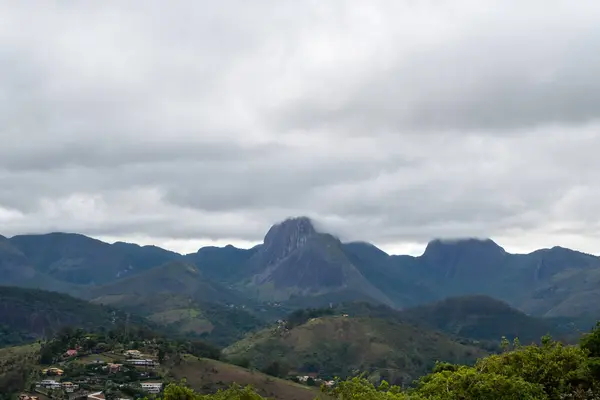 ペトロポリス ブラジル 2022年12月26日 イチパヴァの近所からのリオデジャネイロセラドスオルガオスの山の眺め — ストック写真