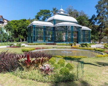Petropolis, RJ, Brezilya. 16 Eylül 2023. Kristal Saray, mavi bir gökyüzü gününde, önden titreyen, büyük bir bahçe içeren turistik bir eğlence merkezi