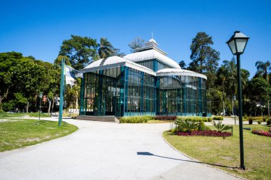 Petropolis, RJ, Brezilya. 16 Eylül 2023. Kristal saray, ön taraftan titreyen, mavi gökyüzü gününde, turistik bir yer.