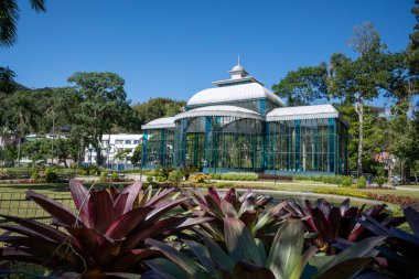 Petropolis, RJ, Brezilya. 16 Eylül 2023. Kristal saray ve bahçe, ön taraftan, mavi gökyüzü gününde, İmparatorluk şehrinin turistik bir cazibesi.