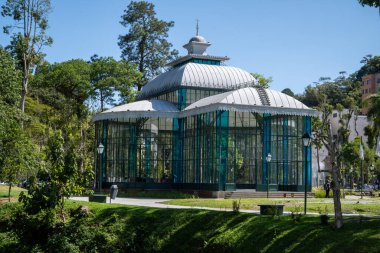 Petropolis, RJ, Brezilya. 16 Eylül 2023. Kristal Saray, arkadan vived, mavi bir gökyüzü günü, bir turistik cazibe