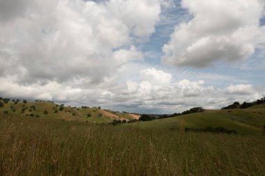 Kaliforniya, Vacaville 'deki Lagoon Vadisi Parkı, bulutlu bir günde gökyüzü fotokopi uzayı ile şehrin kayan dağlarının geniş bir görüntüsünü sunar.