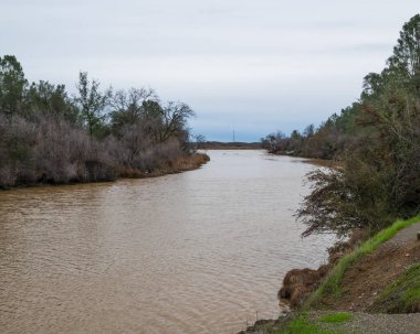 Putah Deresi fotokopi makinesiyle bulutlu bir günde