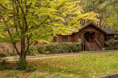 Ashland, Oregon, ABD. 15 Ekim 2023. Sonbaharda Ashland Park ve Rekreasyon Departmanı, Lithia Park 'ta eski, tarihi bir bina.