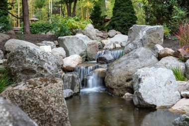 Japon bahçesindeki şelale, Lithia Parkı, Ashland, Oregon 