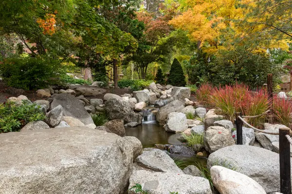 2023 'te Japon Bahçe, Lithia Park, Ashland, Oregon' da sonbahar renkleri, uzun vadede küçük şelaleler de dahil.