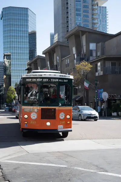 San Diego, CA 'dan. 6 Nisan 2024. Küçük İtalya 'da San Diego Tramvayı turist mekanlarında duran turuncu renkli bir turist tramvayı. 