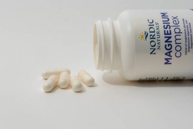Davis, CA, 11 Mayıs 2024. Bir şişe Nordic Naturals Magnezyum Kompleksi, 225 mg, vegan, beyaz arka planda beslenme desteği, ön görünüm.   