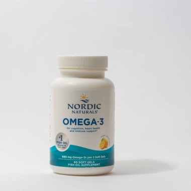 Davis, CA, 11 Mayıs 2024. Bir şişe Omega-3 yağ asidi takviyesi, yumuşak jel, beyaz arka planda beslenme desteği, merkezli, Nordic Naturals 'dan ön manzara. 