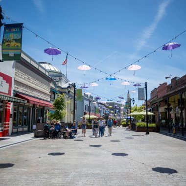 Çim Vadisi, Kaliforniya, ABD - 3 Mayıs 2024. Çimen Vadisi 'ndeki ana cadde, bahar ayini için süslenmiş.