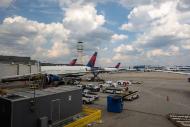 Sacramento, 24 Eylül 2024. DELTA uçağı Sacramento Uluslararası Havaalanı 'nın cam penceresinden görülmeye hazır.