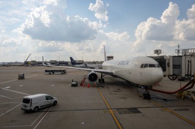 Sacramento, 24 Eylül 2024. DELTA uçağı Sacramento Uluslararası Havaalanı 'nın cam penceresinden görülmeye hazır.