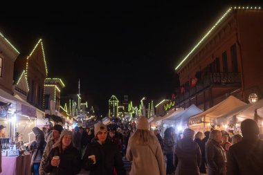 Nevada City, Kaliforniya, ABD, 12 Aralık 2024. Metodist kilise kermesi içinde Nevada City Viktorya Dönemi Noel 'i.  