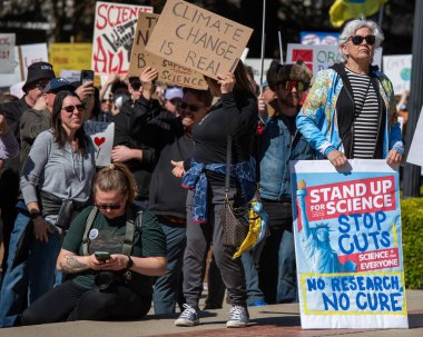 Sacramento, California, ABD. 7 Mart 2025. Bilim protestosu için başkentin önünde ayağa kalkın. İşaretlere yakın çekim 