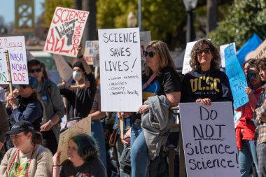 Sacramento, California, ABD. 7 Mart 2025. Bilim protestosu için başkentin önünde ayağa kalkın. İşaretlere yakın çekim 