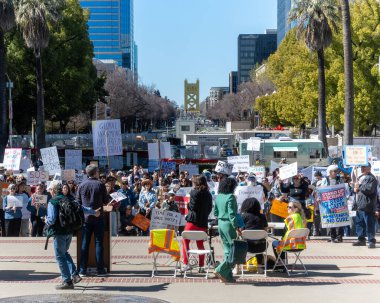 Sacramento, California, ABD. 7 Mart 2025. Bilim protestosu için başkentin önünde ayağa kalkın. Bilim savunucuları, bilim insanları ve toplum üyeleri, ABD yönetiminin bilimadamlarını eleştirmesini protesto ettiler