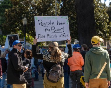 Sacramento, California, ABD. 7 Mart 2025. Bilim protestosu için başkentin önünde ayağa kalkın. İnsanlarda güç işareti var.