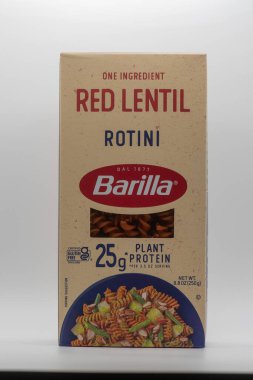 Davis, California - 30 Mart 2025. Beyaz arka planda bir kutu Barilla kırmızı mercimek Rotini var. Kırmızı mercimek Rotini normal makarnaya glütensiz bir alternatiftir..  