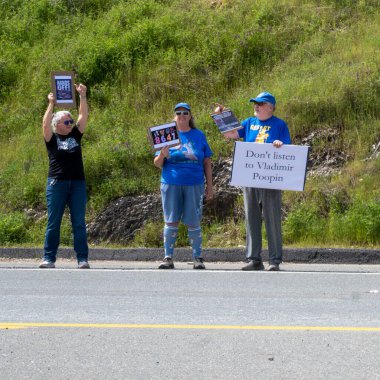 Jackson, Kaliforniya, ABD. Nisan 5, 2025. Jackson, CA 'da hükümet politikalarını protesto eden küçük bir kasabada el kaldırma eylemi