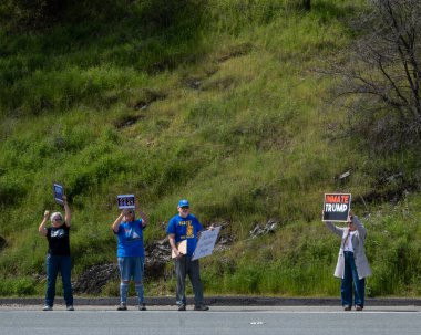 Jackson, Kaliforniya, ABD. Nisan 5, 2025. Jackson, CA 'da hükümet politikalarını protesto eden küçük bir kasabada el kaldırma eylemi
