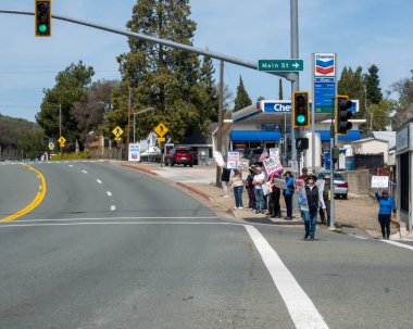 Jackson, Kaliforniya, ABD. Nisan 5, 2025. Jackson, CA 'da hükümet politikalarını protesto eden küçük bir kasabada el kaldırma eylemi