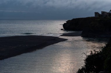 Gualala Nehri 'nin Gualala, Kaliforniya' daki Bluff Trail 'den gün batımında Pasifik Okyanusu ile buluşmasını izliyoruz.