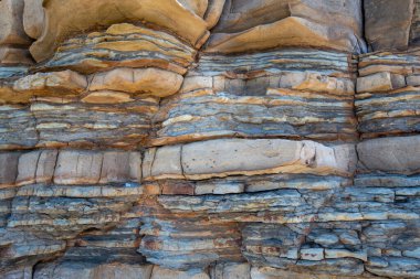 Denizin derinliklerinde oluşan eğimli kumtaşı katmanları, 40 ila 60 ME, Salt Point State Park, CA, ABD
