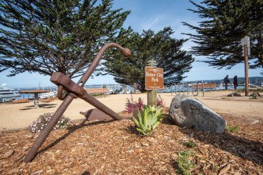 Monterey, CA, USA, 6 Nisan 2025. Monterey Yarımadası 'ndaki kardeş şehir parkı şehirde popüler bir turistik merkezdir.  