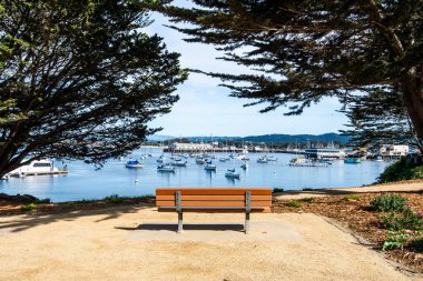 Monterey, CA, USA, 6 Nisan 2025. Monterey Yarımadası 'nda okyanusa bakan boş bir bank şehirde popüler bir turistik ilgi odağı.  
