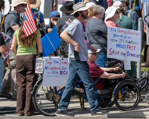 Woodland, California, ABD. 14 Haziran 2025. Küçük kırsal Woodland kasabasında hiçbir kral protestoya katılmadı.  