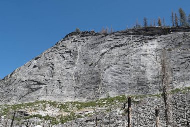 Aşıklar California, ABD 'deki Sierra Nevada' da mavi gökyüzü kopyasıyla kaya sektirdiler. Bu popüler bir tırmanış kayası.