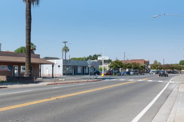 Isleton, CA, ABD. 12 Temmuz 2025. Ana Cadde Isleton Mavi gökyüzü gününde Copyu-space