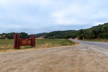 San Rafael, CA, 20 Temmuz 2025. Tahta levhada Çin Kampı Eyalet Parkı 'na hoş geldiniz yazıyor.