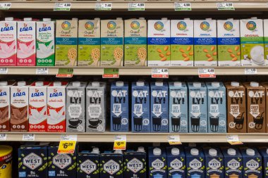 Davis, CA, ABD. 11 Ağustos 2025. Altında fiyat etiketleri bulunan, süte alternatif içecekler içeren süpermarket rafı.